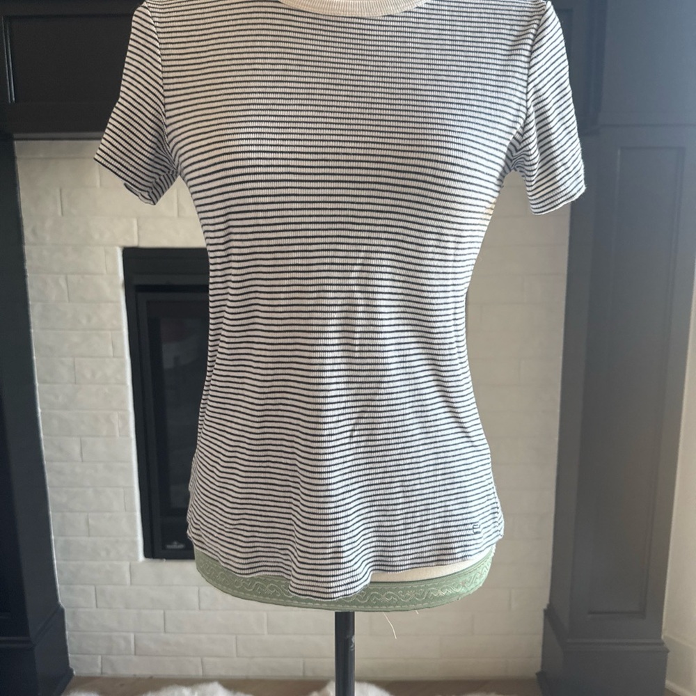 Vineyard Vines Navy and White Striped Short Sleeve Tee Small